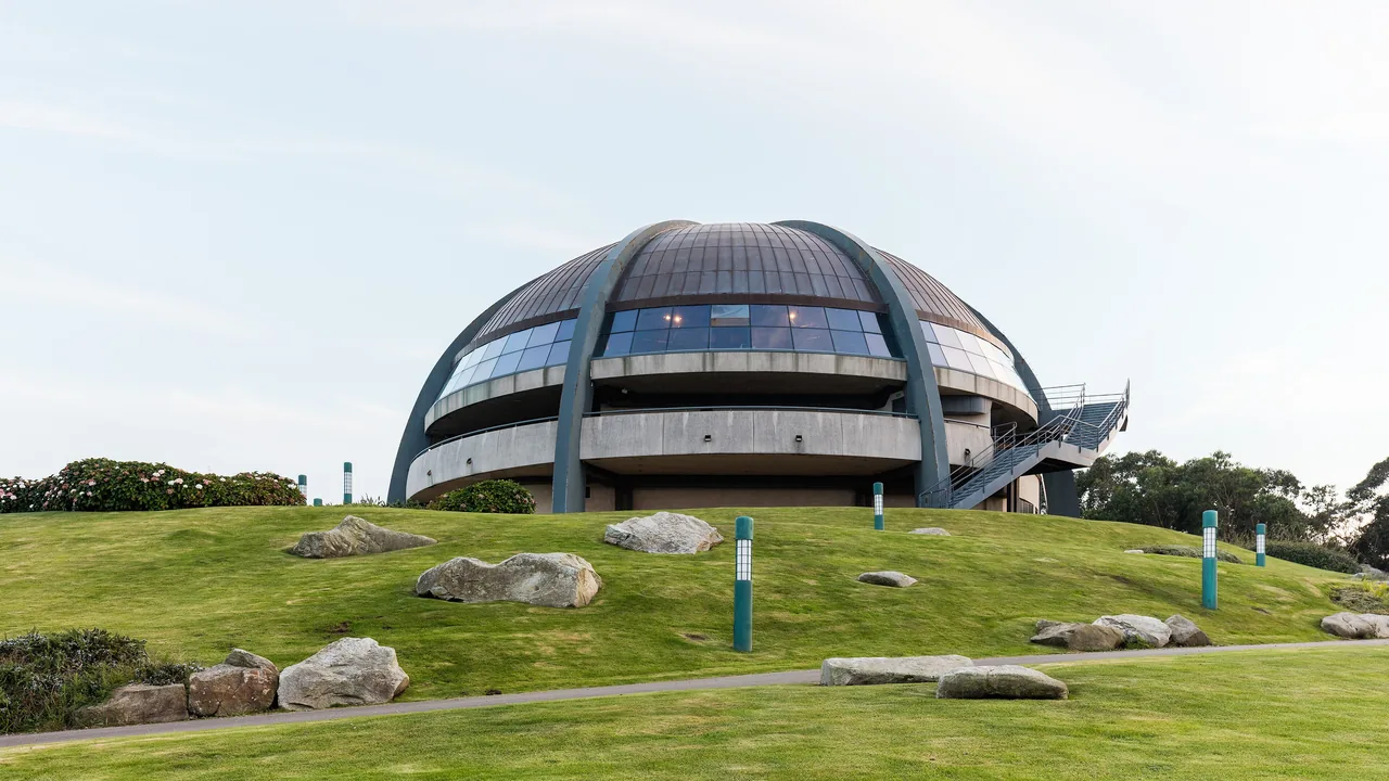 La Cúpula Atlántica del parque de San Pedro, un mirador acristalado en forma de media esfera levantado sobre una pradera de césped.