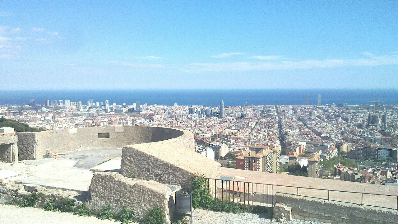 La plataforma de hormigón de los antiaéreos del Turó de la Rovira con Barcelona extendida hasta el mar.