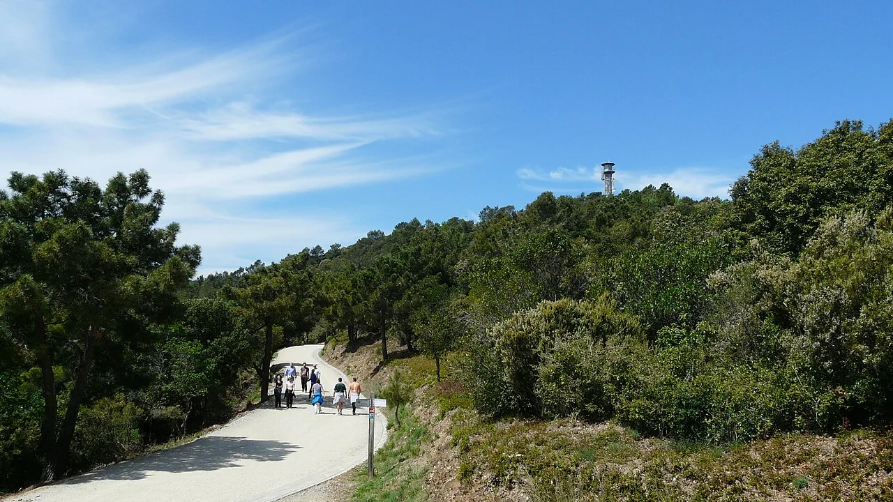 La pista llana del Passeig de les Aigües recorriendo la sierra de Collserola sobre Barcelona.