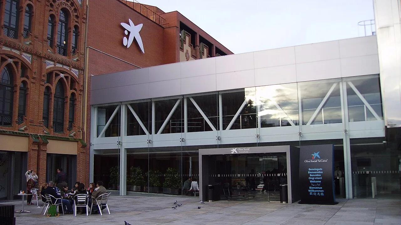 La fachada del museo de la ciencia CosmoCaixa, en Barcelona, al pie del Tibidabo.