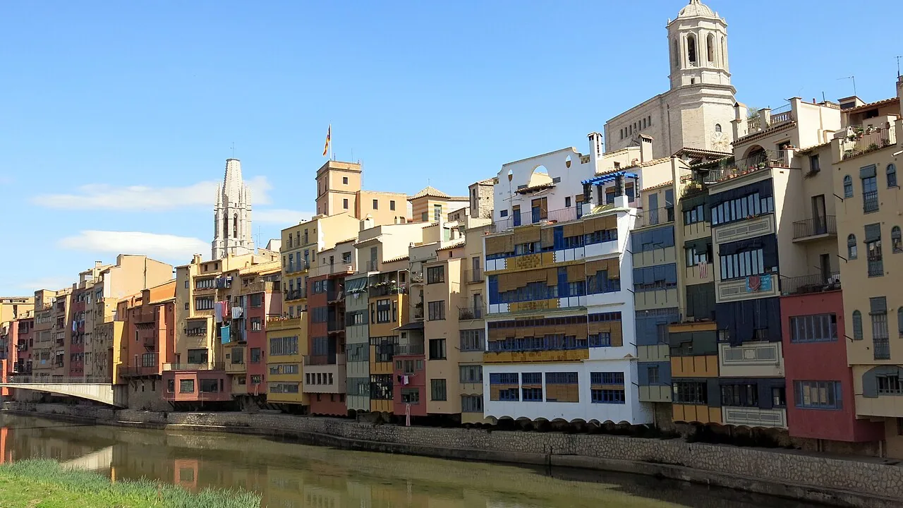 Las casas de colores del río Onyar en Girona, con la catedral al fondo, desde el puente de Sant Agustí.