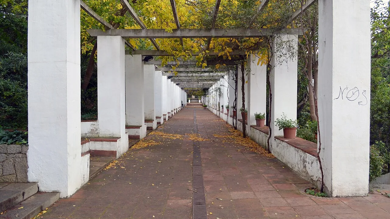Una pérgola sombreada entre la vegetación de los Jardins de Laribal, en Montjuïc.