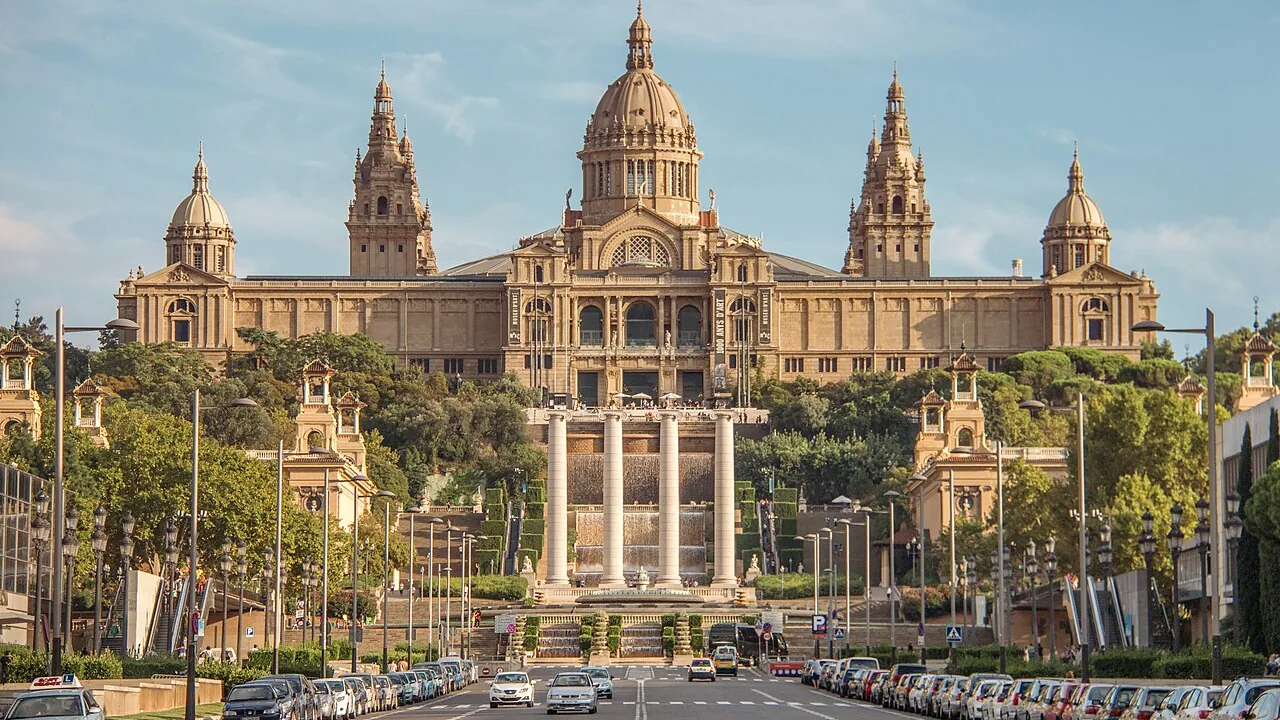 La fachada monumental del Palau Nacional de Montjuïc, sede del MNAC, con su cúpula central.