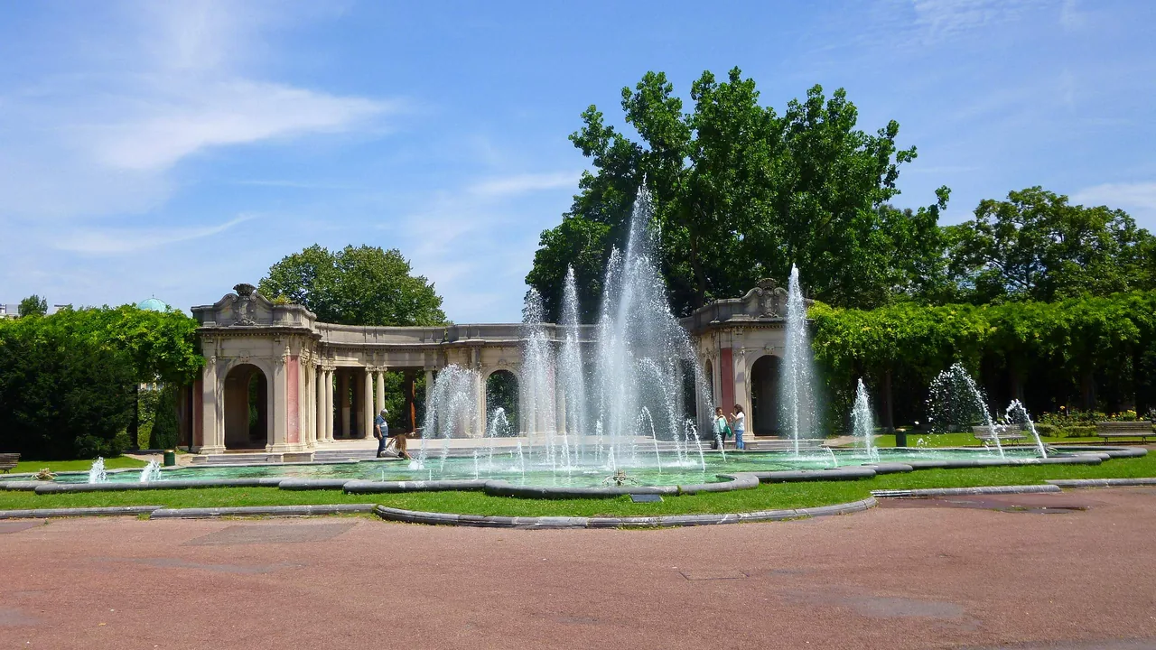 El estanque del parque de Doña Casilda con los surtidores en marcha delante de la pérgola.
