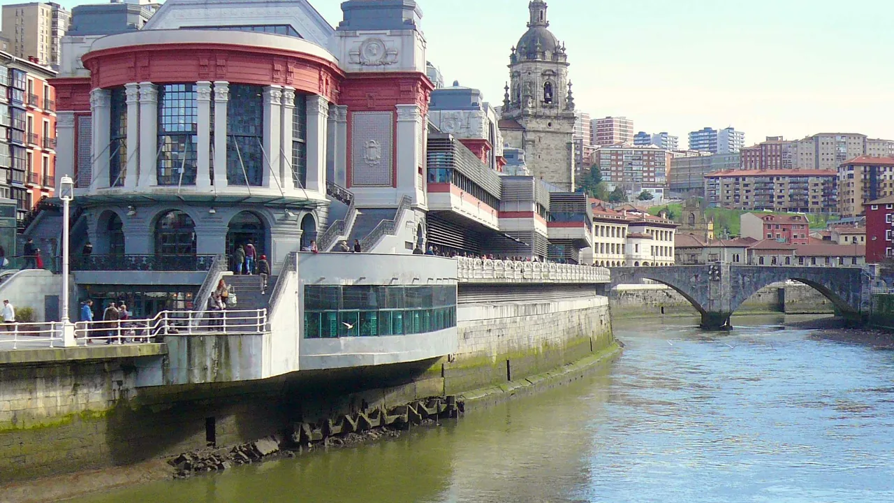 El Mercado de la Ribera visto desde la ría, con la torre de la catedral de Santiago asomando detrás.