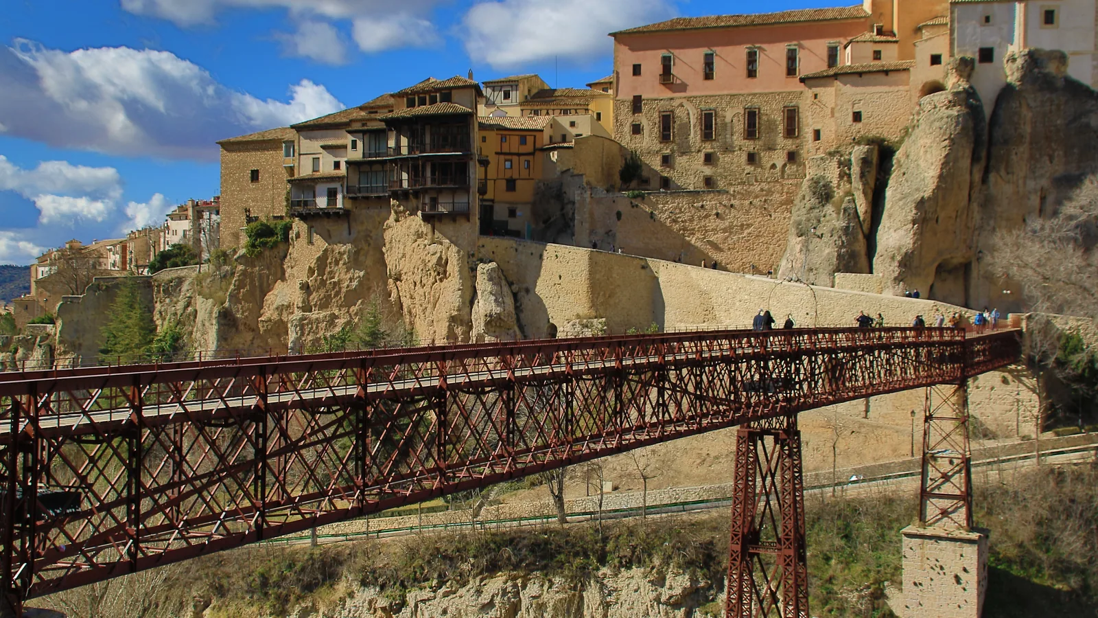 Las Casas Colgadas de Cuenca asomadas al tajo de la hoz del Huécar, a plena luz del día.
