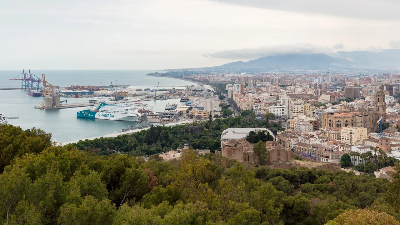 La bahía de Málaga vista desde el monte Gibralfaro: el puerto, la Alcazaba y la catedral en el mismo plano.