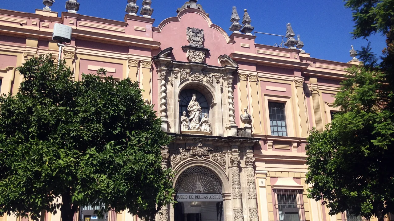 La fachada barroca del Museo de Bellas Artes de Sevilla, antiguo convento de la Merced.