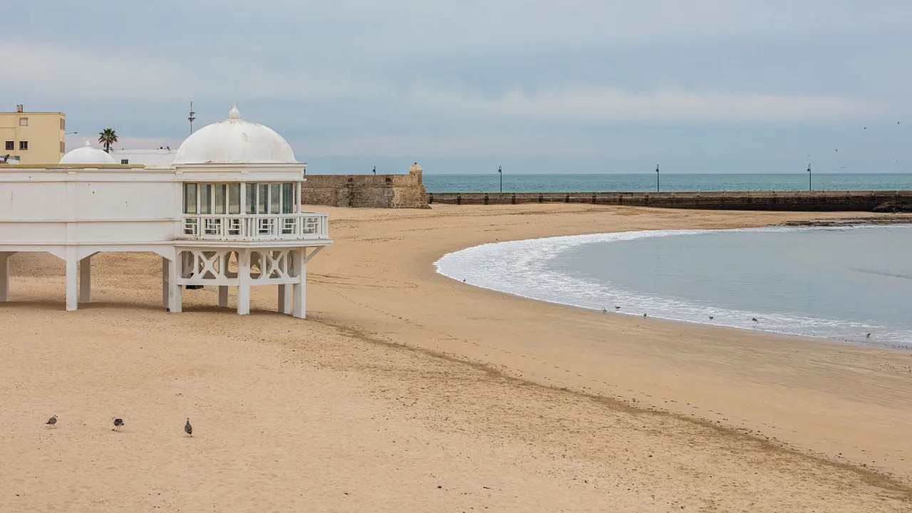 La playa urbana de La Caleta en Cádiz, entre los castillos de San Sebastián y Santa Catalina.