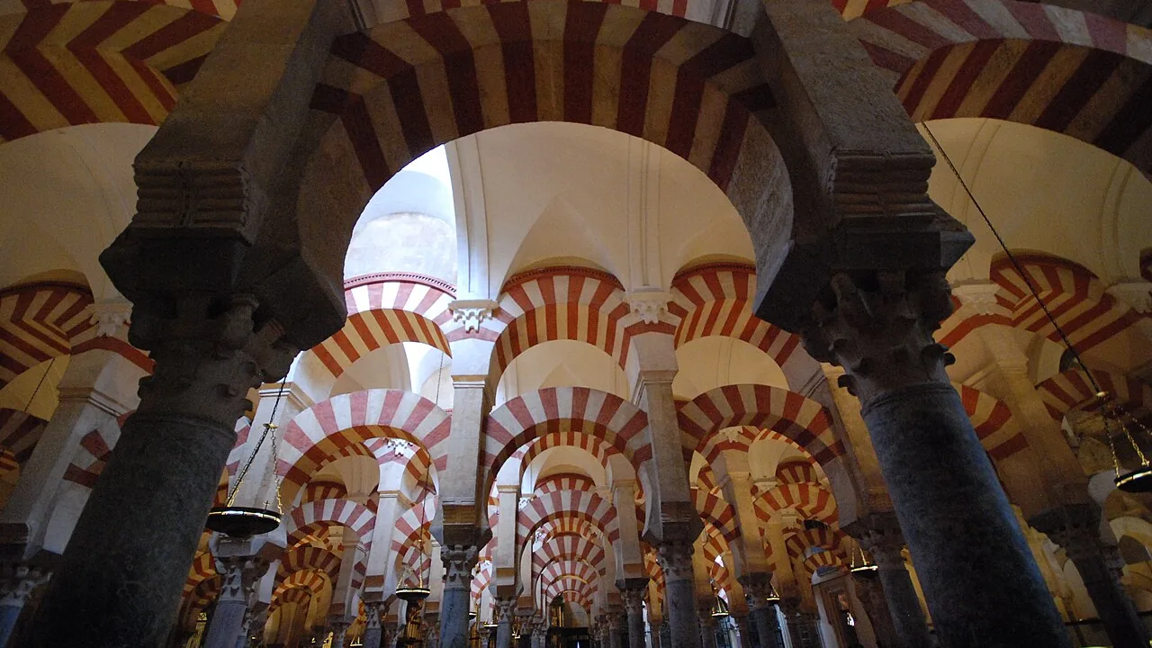 El bosque de arcos rojos y blancos de la sala hipóstila de la Mezquita-Catedral de Córdoba.