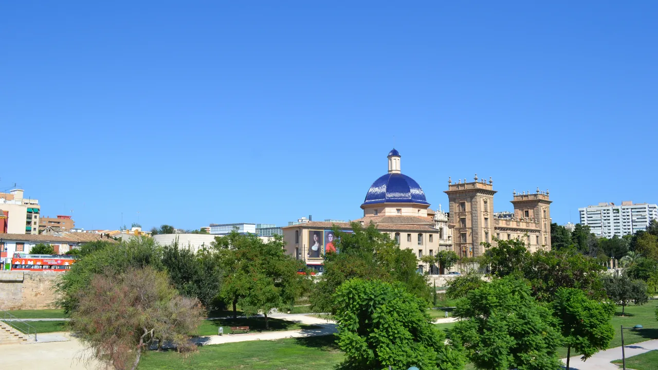 La cúpula azul del Museo de Bellas Artes de València asomando entre el verde del Jardín del Turia.