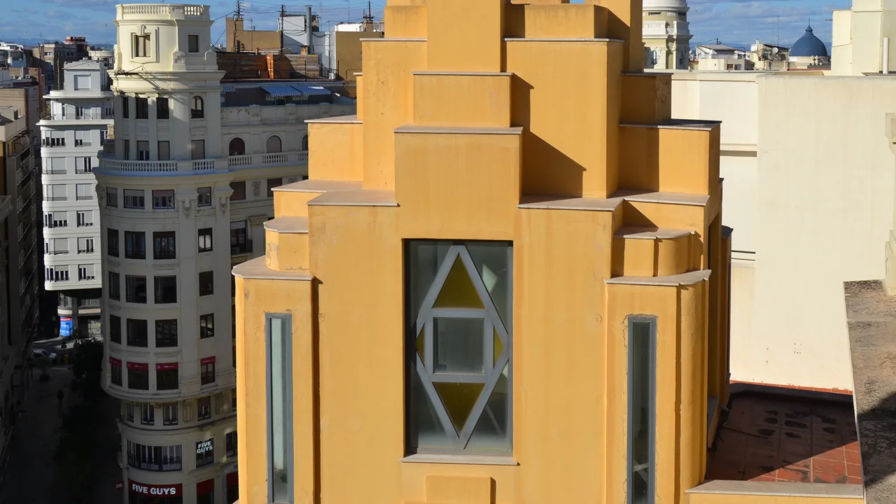 La torre art déco del edificio Rialto de València, sede de la Filmoteca, junto a la plaza del Ayuntamiento.