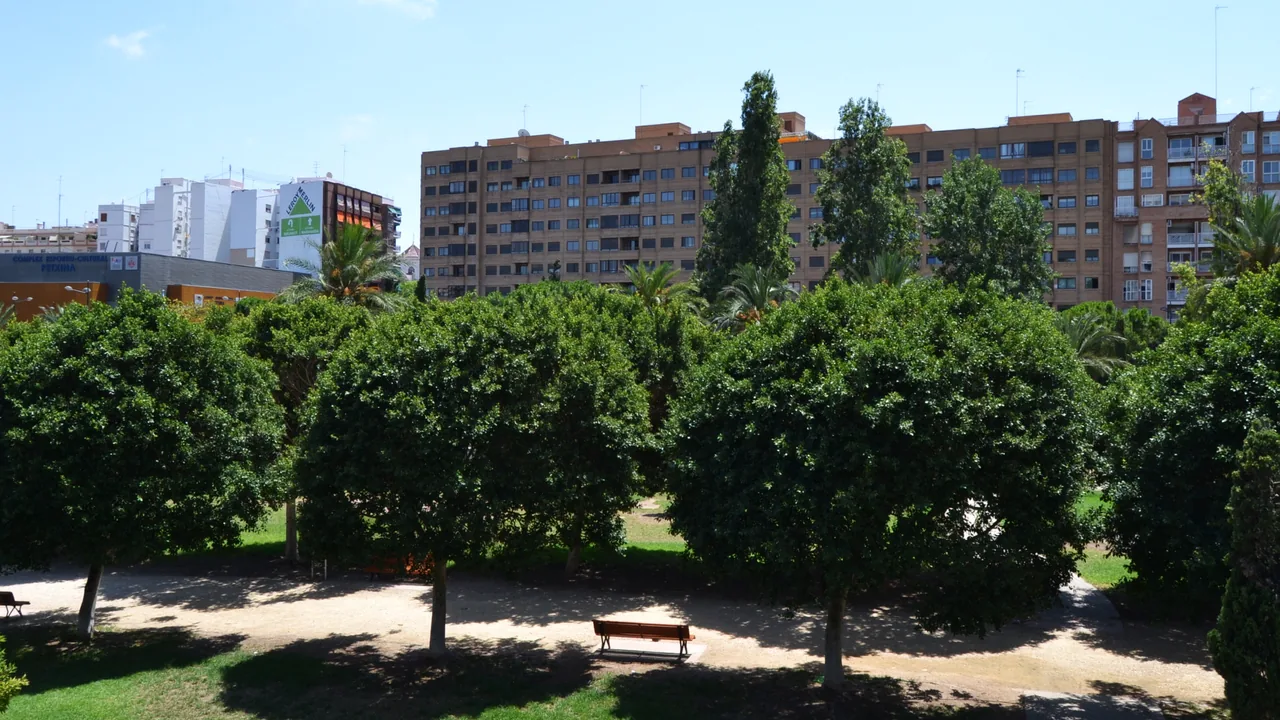 El antiguo cauce del Turia convertido en parque lineal arbolado que cruza València.