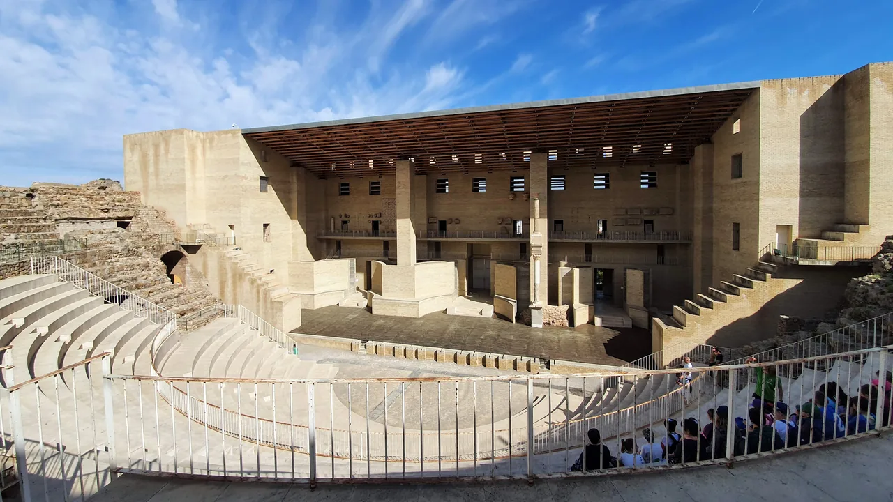 Las gradas semicirculares del teatro romano de Sagunto restauradas frente al frente escénico.