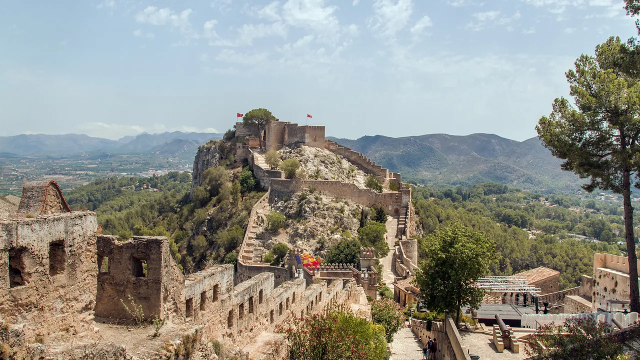 El castillo de Xàtiva coronando la cresta rocosa de la montaña que domina la ciudad.