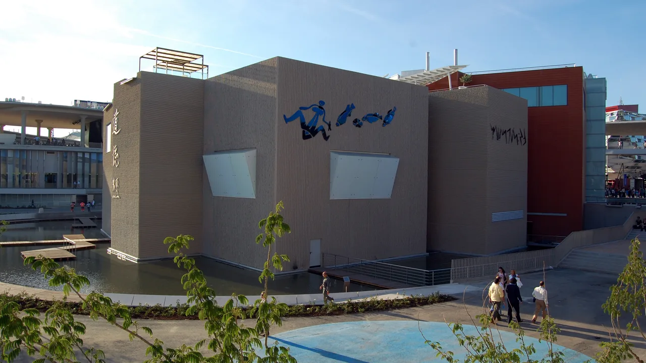 El edificio del Acuario de Zaragoza en el recinto de la Expo, rodeado por una lámina de agua.