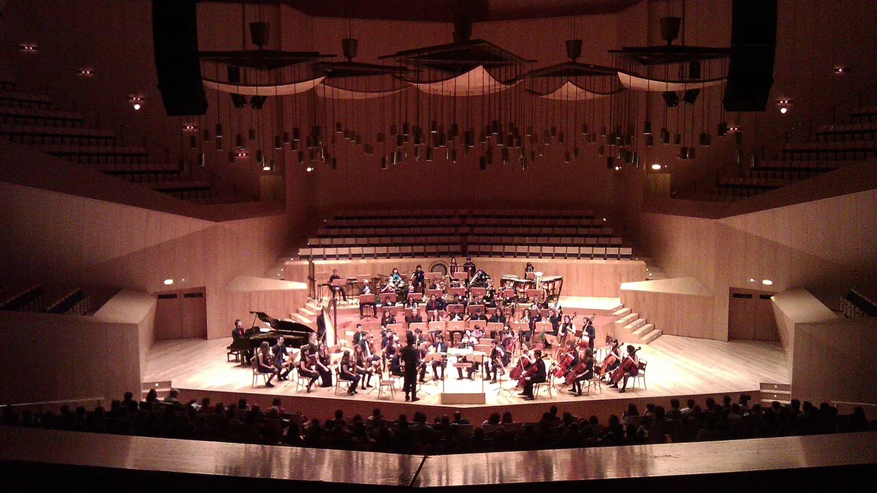 La Sala Mozart del Auditorio de Zaragoza durante un concierto, con la orquesta en el escenario y el público en las butacas.