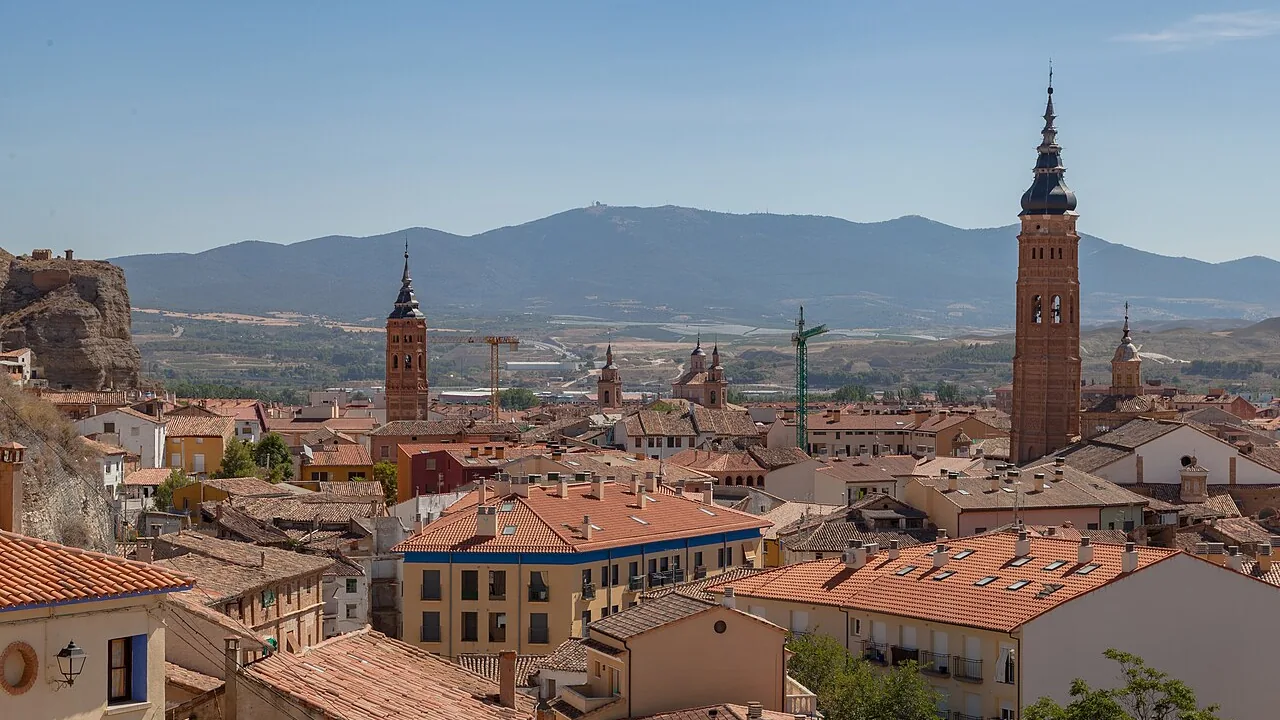 Los tejados de teja árabe de Calatayud con las torres mudéjares recortadas contra la sierra.