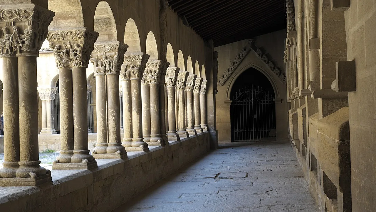 La galería del claustro románico de San Pedro el Viejo de Huesca, con el sol dando en los capiteles.
