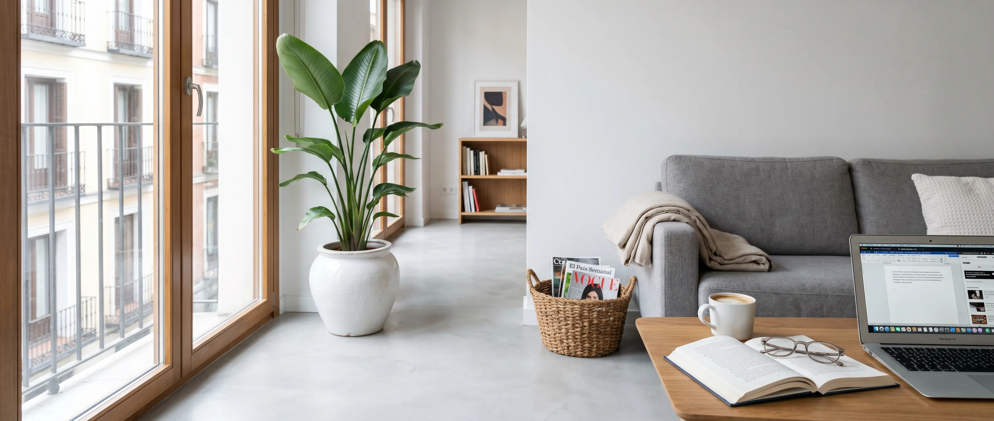 Persona joven viviendo solo en la ciudad, newsletter unente — vive en singular